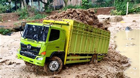 PERDANA HINO 500 ENGKEL BERMUATAN FULL TANAH DI JALAN BERLUMPUR Versi