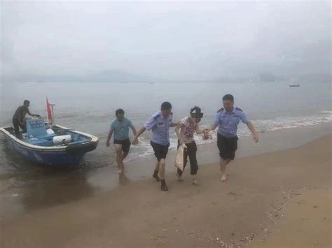 女子海中挣扎 民警快速救援