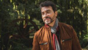Ex deputada insinua que Fábio de Melo é gay e expõe suposto affair do padre