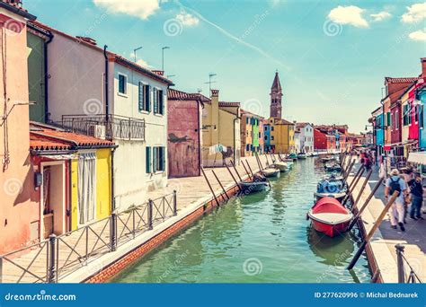 Burano Italia Con Casas Pintadas De Colores A Lo Largo Del Canal Con