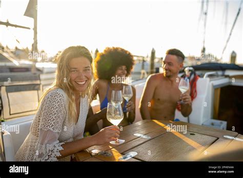 Frau Tanzt Im Bikini Fotos Und Bildmaterial In Hoher Aufl Sung Alamy