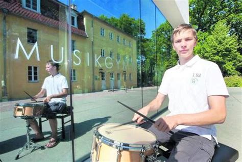 Feuilleton Jonas Gutberlet Vor Dem Musikgymnasium Schloss Belvedere In