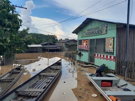 Apesar De Forte Chuva Em Sena Madureira Rio Iaco Continua Vazando