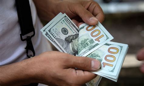 Dólar fecha mês como melhor aposta de ganhos Notibras