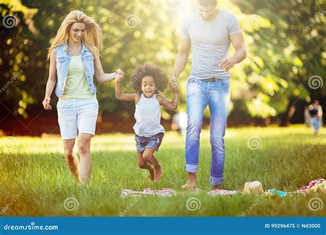 Pares Novos Felizes Que Passam O Tempo Sua Filha Imagem De Stock