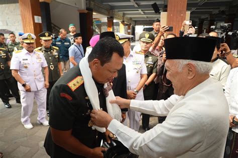 Hut Tni Ke Pangdam V Brawijaya Ziarah Ke Makam Presiden Ri Ke Kh