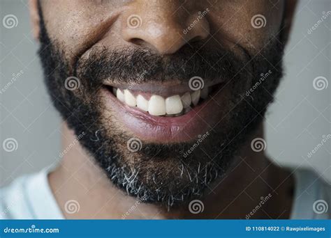 Primo Piano Dei Denti Sorridenti Di Un Uomo Di Colore Fotografia Stock