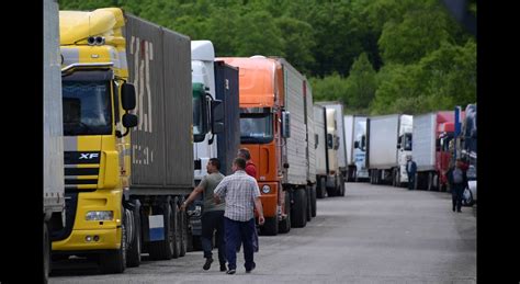 Иностранным грузовикам и автобусам запретили выезд из России до уплаты ...