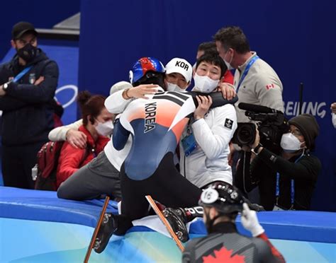 韓国に今大会初金メダル、中国への疑惑判定に包まれたショートトラックで歓喜爆発【北京五輪】 ライブドアニュース