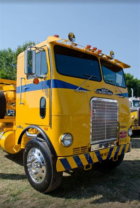 White Freightliner WFT-6364