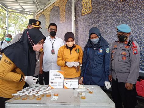 H Lebaran Polisi Tes Urine Sopir Bus Di Terminal Purabaya Suara