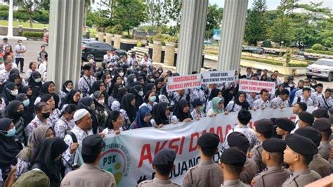 Breaking News Ratusan Guru Honorer Unjuk Rasa Di Depan Kantor Dprd