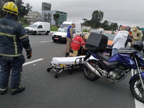 Motociclistas ficam feridos após serem fechados por carro em corredor