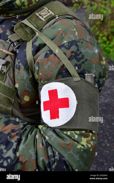 Ein Soldat trägt eine Armbinde mit Rotem Kreutz Dies kennzeichnet ihn