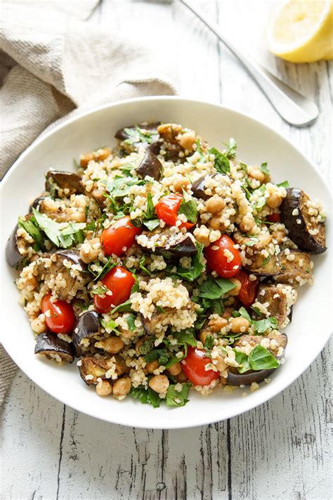 Bulgur Salat Mit Ger Steter Aubergine Kichererbsen Und Tomate