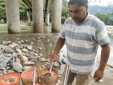 Melquiades cocinero indígena que prepara caldo de piedra a políticos