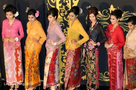 Pin Di Andiani M Salib Su Kebaya