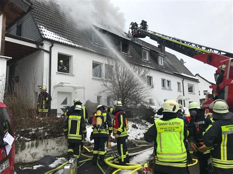 Feuerwehr Hemer Rettet Vier Personen Aus Brennendem Haus