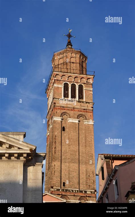 Iglesia De San Maurizio Saint Maurice Inclinado Campanario En El