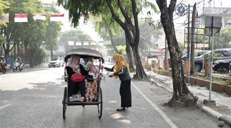 Laksanakan Intruksi Paman Birin Set DPRD Kalsel Bagikan Masker Gratis