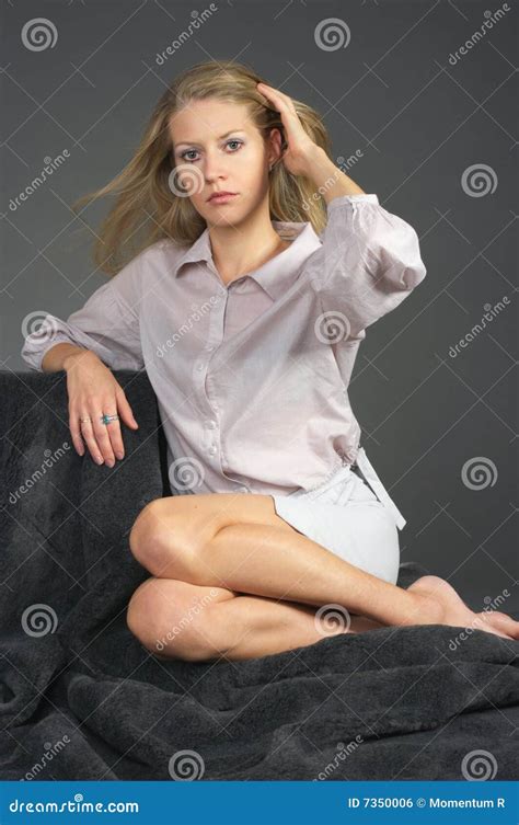 La Belle Fille Blonde S Asseyant Sur Un Tapis Photo Stock Image Du Beau Visage 7350006