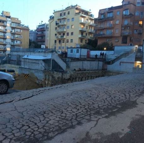 Roma Sprofonda Paura A Balduina Crolla Una Strada Decine Di Auto