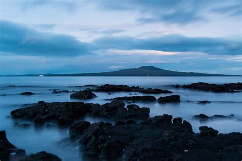 Blue Moon rising creates colourful skies | Stuff.co.nz