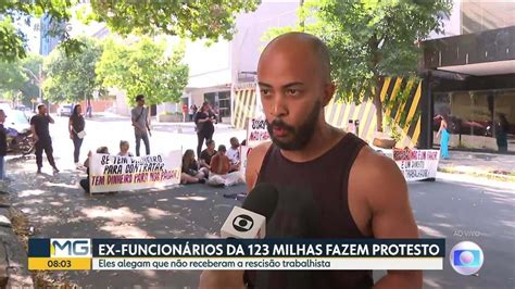 123 Milhas ex funcionários protestam em frente à sede da empresa e