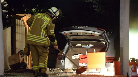 Porsche Unfall In Br Hl Fahrer Rast Durch Garage