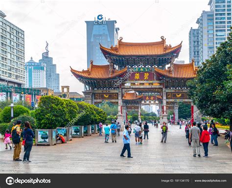 KUNMING, CHINA - SEPTEMBER 9, 2012: Kunming Archway. Traditional ...