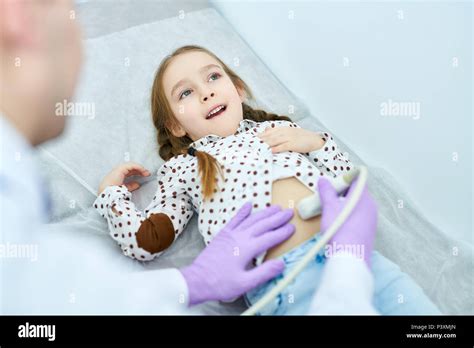 Doctor Examining Stomach Girl Fotograf As E Im Genes De Alta Resoluci N