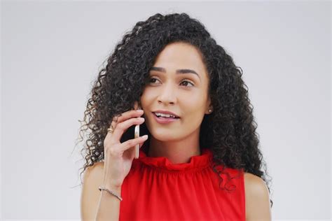 Telefonema feliz e mulher africana no estúdio sorria para conversar