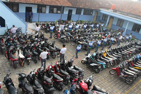 Tempat Parkir Motor SMK PGRI 3 CIMAHI