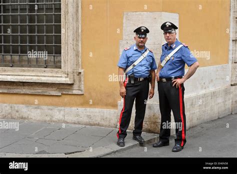 Italian police uniform fotografías e imágenes de alta resolución Alamy