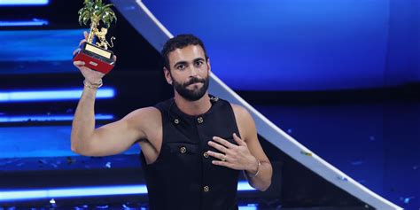 Per La Finale Di Sanremo 2023 Marco Mengoni Sceglie Di Nuovo Un Look