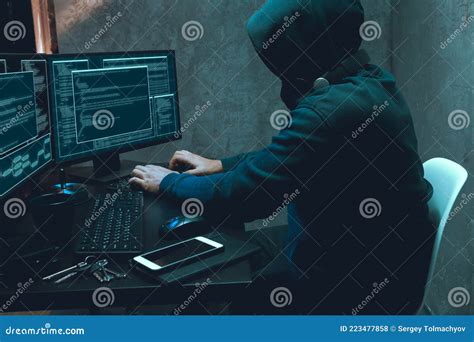 Programador Hacker Usando Computador Na Sala Escura Foto De Stock