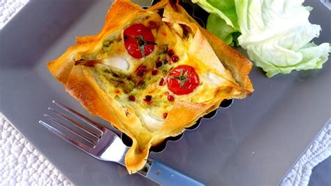 Tartelettes de brick et légumes laitue tomates cerises et oignons