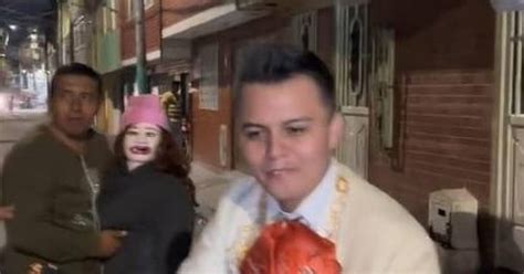 Video Hombre Le Lleva Serenata A Su Novia De Trapo