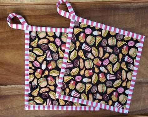 Set Of Two Quilted Insulated Potholders Etsy Canada Pot Holders Hot Pads Trivets