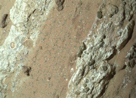 Le Rover De La Nasa Pr L Ve Sur Mars Une Roche Pouvant Contenir Une