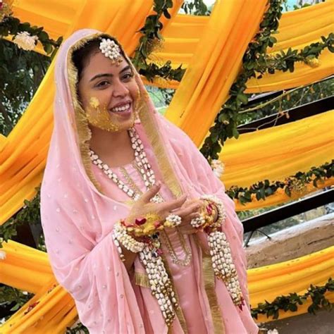 Saba Ibrahim Glows In Her Haldi Dipika Kakar Looks Sassy