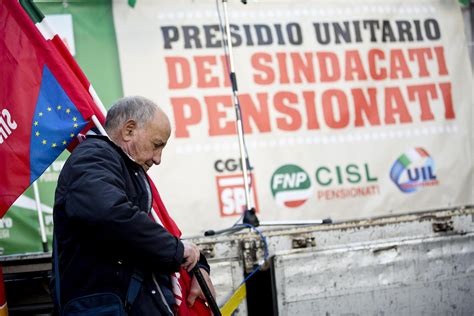 La Bella Vita Dei Sindacalisti CISL Stipendi E Pensioni Da 300 000