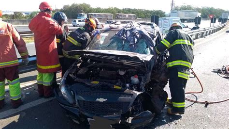 Motorista fica preso nas ferragens após ser atingido por caminhonete