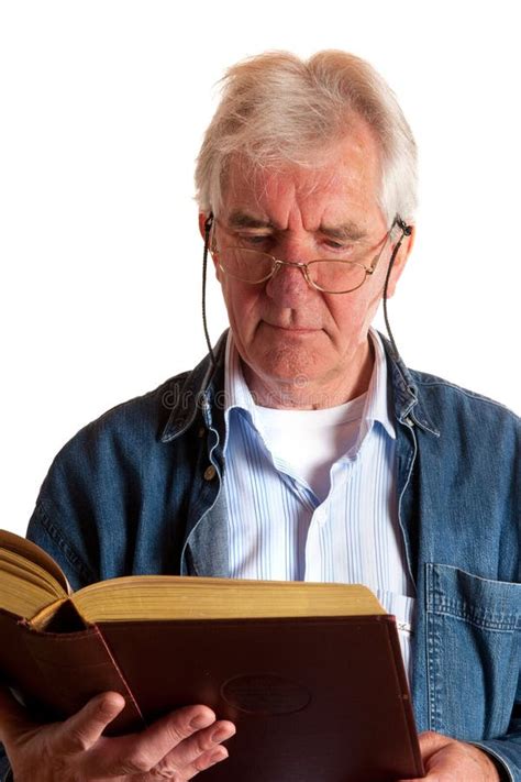 O Homem Idoso Est Lendo Uma B Blia Foto De Stock Imagem De Leitura