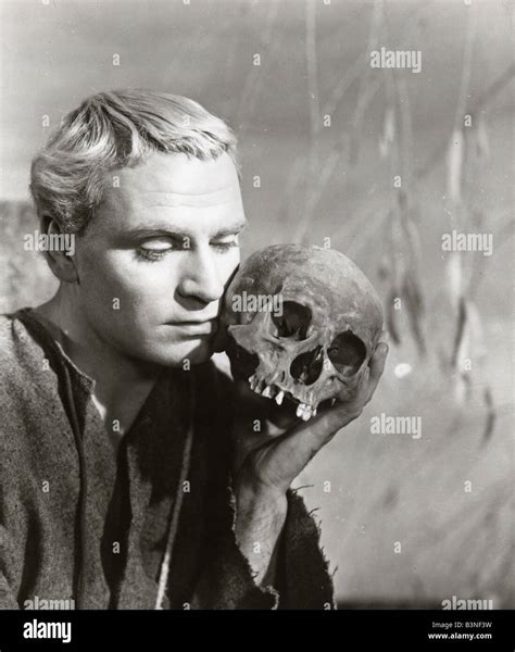 LAURENCE OLIVIER UK actor as Hamlet Stock Photo - Alamy