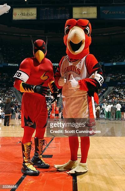 Atlanta Hawks Mascot Photos and Premium High Res Pictures - Getty Images