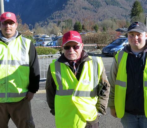 Samoëns Les Agents Daccueil Sur Le Pont