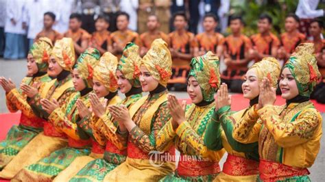 Unsur Pendukung Tari Tradisional Pola Lantai Tata Rias Busana