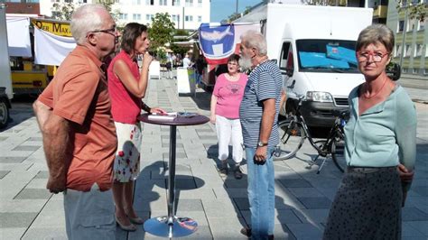 Bürgermeisterin empfängt Bürger auf dem Stadtplatz