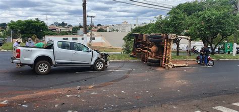 Caminh O Tomba Ap S Ser Atingido Por Caminhonete Em Ourinhos Bauru E